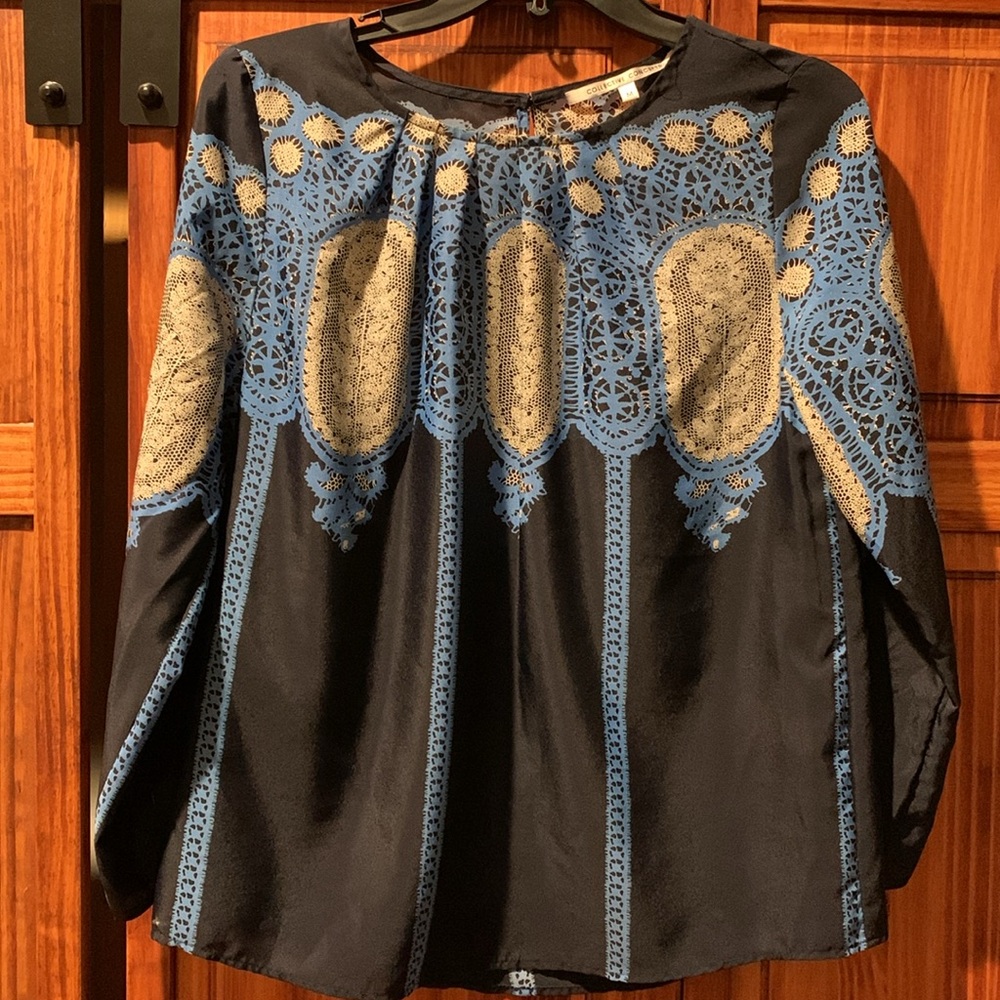 Beautiful classic navy w lace design silk look (it’s wrinkle free poly) szM